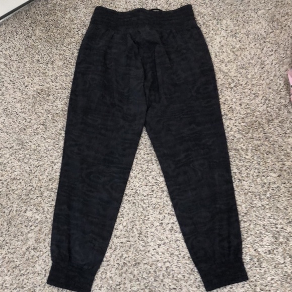 Athleta Camden Printed Jogger Track Pants Size 6 Dark Gray Black - Picture 4 of 10